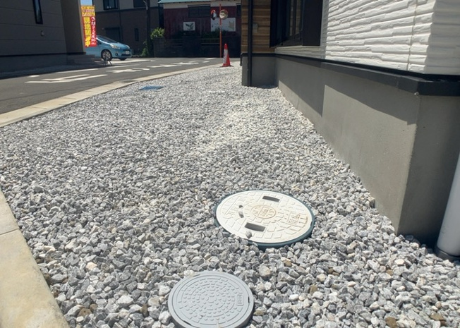 【庭】 | 庭があることでガーデニングや家庭菜園はもちろん、こどもの遊び場やペットを放して遊ぶことができます。また、家の周囲に余裕があるということです。隣地との間があれば、十分な日当たりと、風通しが確保できます。