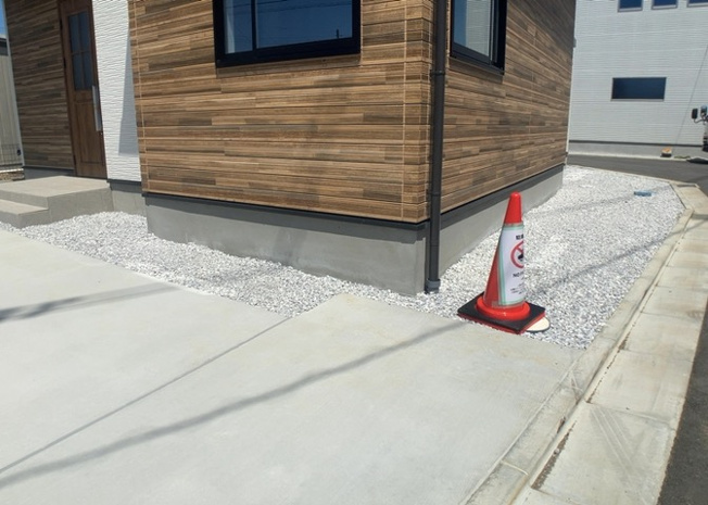 【構造・工法・仕様】 | 木造住宅とは土台、壁、柱など建築物の強度を支える構造体の材に木が使用されている構造を指します。構造体は建物の自重を支えるだけではなく風圧や水圧、積裁荷重などあらゆる衝撃に耐えるための基礎です。