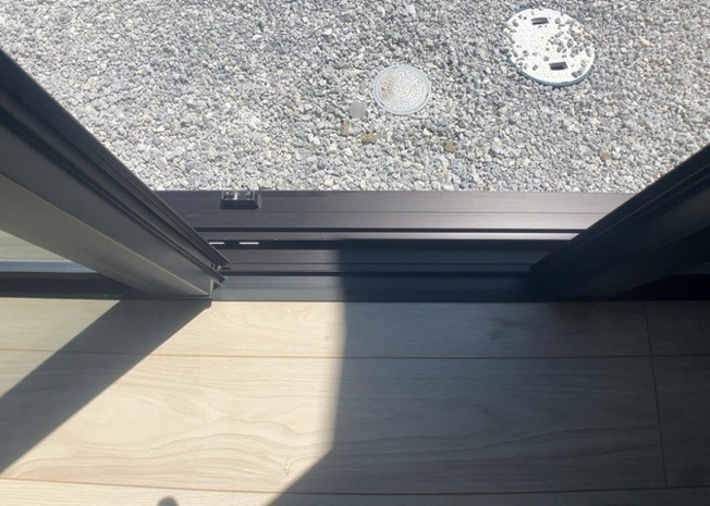 【内装】 | サッシとは、ガラス窓に使用される金属製の窓枠のことです。一般的に住宅建築では、金属製建具工事の段階で備え付けるもので、ガラス類や玄関、バスルームのスチール製のドアなどと同じタイミングで工事を行います。