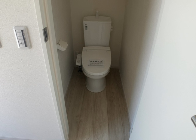 【トイレ】 | トイレは大きさや形、機能、抗菌性などが異なる多種多彩なタイプが各メーカーから出ています。それぞれに良さがあるため、事前にどういったタイプのトイレがいいのかをご家庭内で決めて、内見に行くといいでしょう。