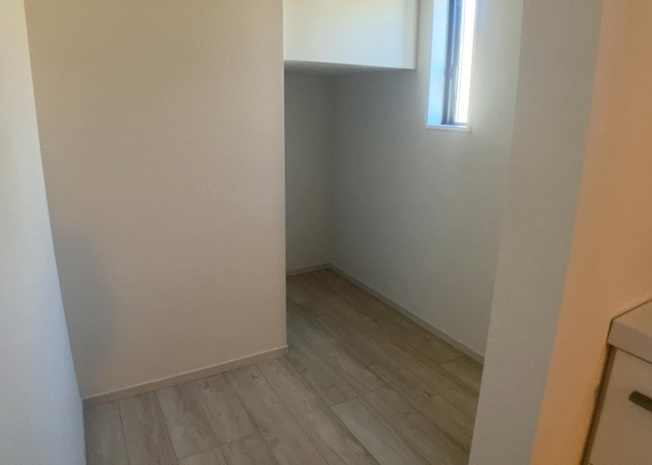 【脱衣所】 | 多くの戸建て住宅で見かける洗面脱衣所は、洗面台と洗濯機が2畳ほどのスペースに並べられていて、洗面所が脱衣所を兼ね備えている間取りが一般的です。お客様が利用することもある、パブリックな空間でもあります。