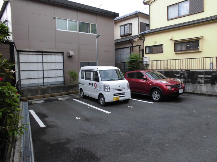 カーサクレールの駐車場