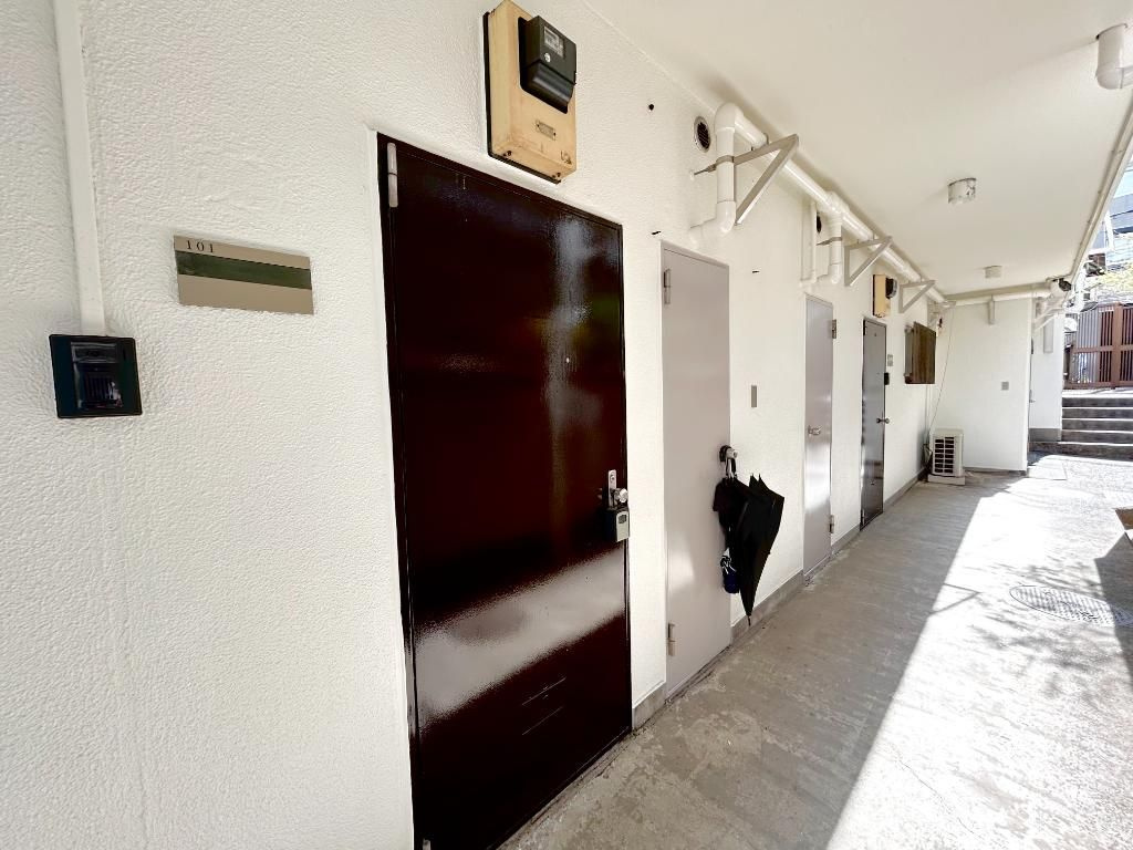 港区南青山６丁目の店舗事務所の玄関