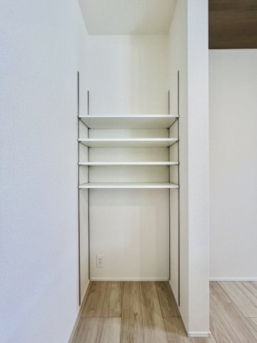前橋市朝倉町の収納|キッチン横にも便利な収納スペース♪