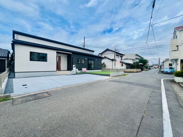 前橋市朝倉町の前面道路含む現地写真|駐車スペース２台以上可◎