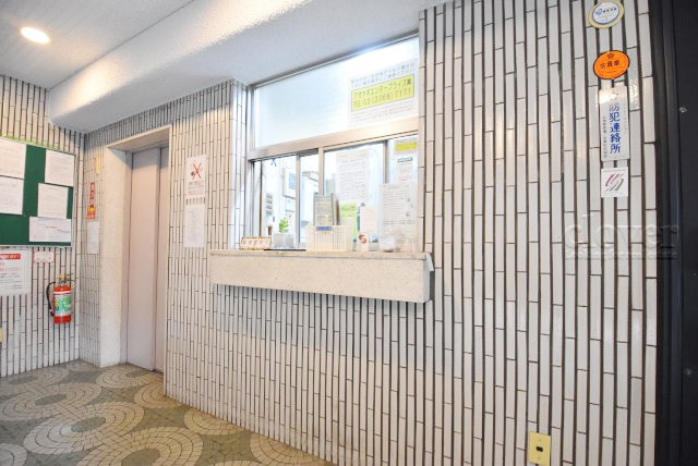 【受付】 | マンションヴィップ目黒 | 管理人さんが勤務する管理室です。マンションに出入りする人たちを見守り、注意を払ってくれています。～即日のご見学可能～　お問合せはお気軽にどうぞ。
