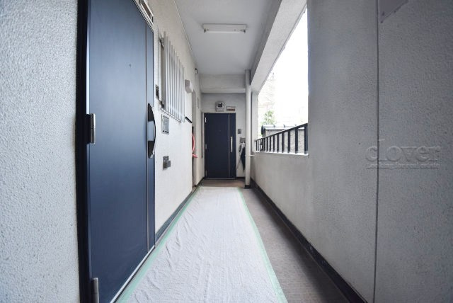 【その他共用部分】 | マンションヴィップ目黒 | 共用廊下です。ここもきれいに清掃されています。周囲のお部屋の様子も、ぜひ伺ってみてください。～即日のご見学可能～　お問合せはお気軽にどうぞ。