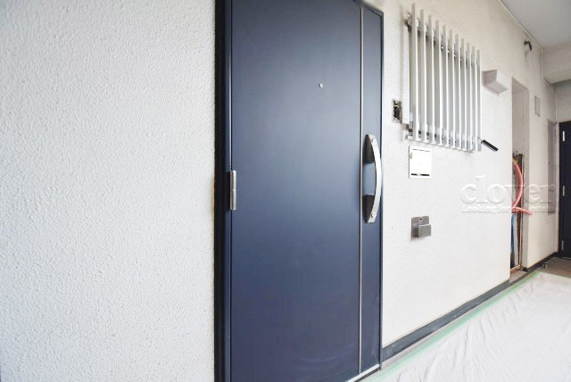 【その他共用部分】 | マンションヴィップ目黒 | 皆様をお迎えする、お部屋の玄関ドア。開けやすさや開放角度、ドアノブの操作しやすさや鍵の形状などを、現地で一度ご確認ください。～即日のご見学可能～　お問合せはお気軽にどうぞ。