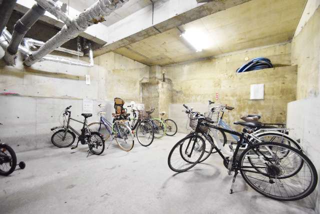 【駐輪場】 | マンションヴィップ目黒 | 自転車置き場。マンションの共用部にあたります。空きの有無や駐輪料金、各戸の台数制限などについては、改めてお問い合わせください。～即日のご見学可能～　お問合せはお気軽にどうぞ。
