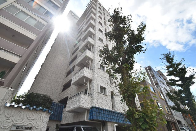 【外観】 | マンションヴィップ目黒 | 青空によく映える建物です。手入れの行き届いた外壁やマンション正面エントランスなど、綺麗な姿をぜひ一度、現地にてご覧ください。～即日のご見学可能～　お問合せはお気軽にどうぞ。