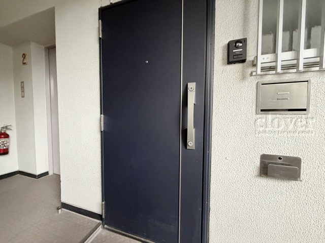 【その他共用部分】 | マンションヴィップ目黒 | 皆様をお迎えする、お部屋の玄関ドア。開けやすさや開放角度、ドアノブの操作しやすさや鍵の形状などを、現地で一度ご確認ください。～即日のご見学可能～　お問合せはお気軽にどうぞ。