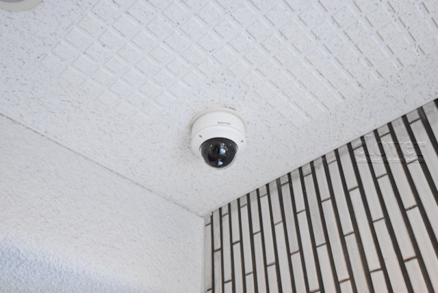 【防犯設備】 | マンションヴィップ目黒 | 建物や敷地の隅々に目を光らせる防犯カメラが設置されています。現地を見学される際には、カメラの存在やその台数にも意識を払ってみてください。～即日のご見学可能～　お問合せはお気軽にどうぞ。
