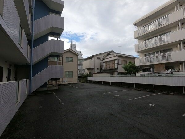 アビタマルフクIIIの駐車場
