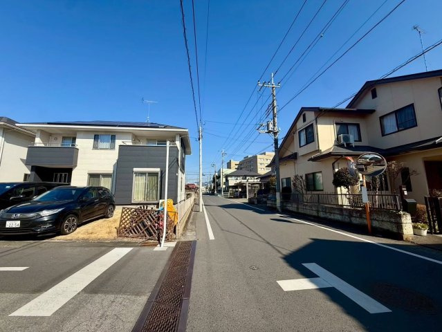 鹿沼市万町911-21の前面道路含む現地写真