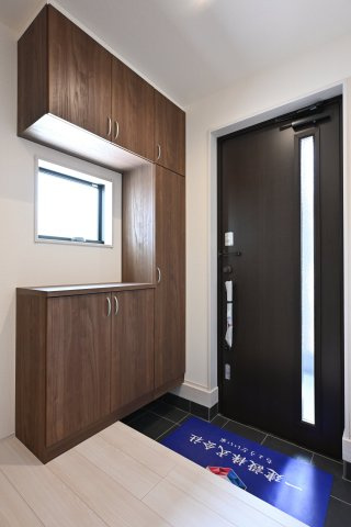 【玄関】 | 太田市第2鳥山中町　リーブルガーデン | 玄関はシューズボックス付きで家族みんなの靴をしっかり収納できます♪