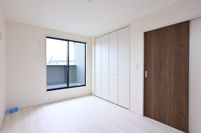 【洋室】 | 太田市第2鳥山中町　リーブルガーデン | 大きな窓と大きな収納付きの洋室です！南向きで明るくバルコニーに面しています♪
