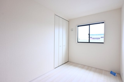 【洋室】 | 太田市第2鳥山中町　リーブルガーデン | 各居室に収納付きでお部屋を広く使うことができますね♪
