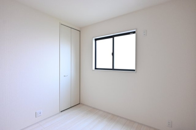 【洋室】 | 太田市第2鳥山中町　リーブルガーデン | ２階は４部屋ありお子さま１人ひとりが自分のお部屋を持てますね♪
