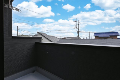【バルコニー】 | 太田市第2鳥山中町　リーブルガーデン | 屋根付きのバルコニーは急な雨でも安心です♪