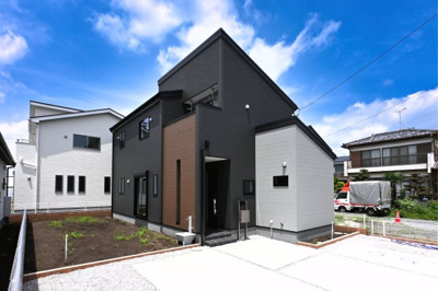 【外観】 | 太田市第2鳥山中町　リーブルガーデン | お洒落なモノトーンのエクステリアはモダンで落ち着いた雰囲気です♪