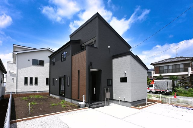 【外観】 | 太田市第2鳥山中町　リーブルガーデン | お洒落なモノトーンのエクステリアはモダンで落ち着いた雰囲気です♪