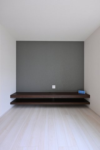 【ダイニング】 | 太田市第2鳥山中町　リーブルガーデン | アクセントクロスがお洒落なTVボード付きでインテリアもコーディネートしやすい♪