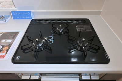 【キッチン】 | 太田市第2鳥山中町　リーブルガーデン | ３口コンロで料理も時短に♪