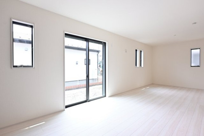 【居間・リビング】 | 太田市第2鳥山中町　リーブルガーデン | 南向きの大きな窓から陽が差し込むLDKはいつも明るく家族の憩いの場所です♪