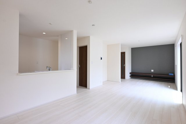 【居間・リビング】 | 太田市第2鳥山中町　リーブルガーデン | アクセントクロスがお洒落なTVボード付き♪広々スペースで大きなテレビも置けますね♪