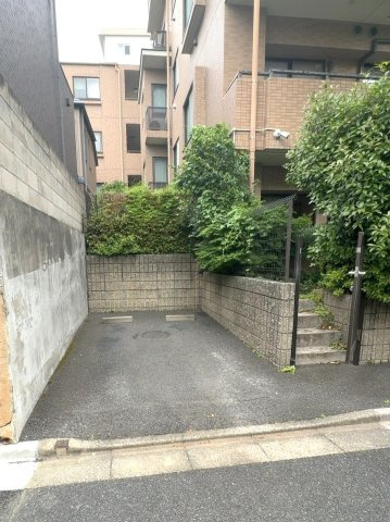 インペリアル中野南フラットの駐車場|インペリアル中野南フラット：カーポート専用使用権付きです♪
