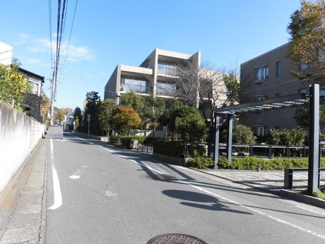 リフォーム済　メゾン二階堂　1階の周辺|前面道路