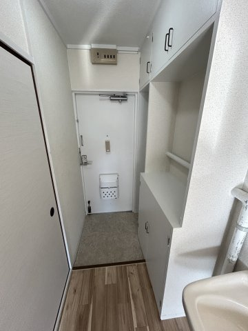 ビレッジハウス南清水タワー1号棟の玄関