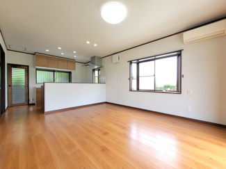 【居間・リビング】 | 南アルプス市徳永 平成7年築 建物一新済中古戸建 南西角地 | 約14帖の南向きで日当たりのよいリビング