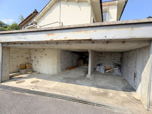 山本8丁目借家の駐車場