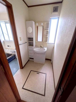 【独立洗面台】 | 100万円値下げ！亀岡市東別院町鎌倉見立 | ■洗面室には床下収納付き