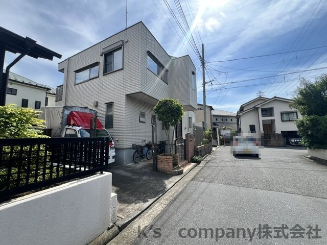 茅ヶ崎市松風台　中古戸建の前面道路含む現地写真