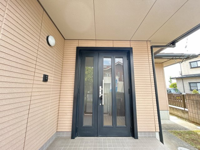 下妻市小島　中古戸建の玄関|【リフォーム完成】玄関外部写真。玄関はお家の顔となる部分、お客様が最初に目にする場所だからこそ、第一印象が大切ですね。照明交換、鍵交換致しました。