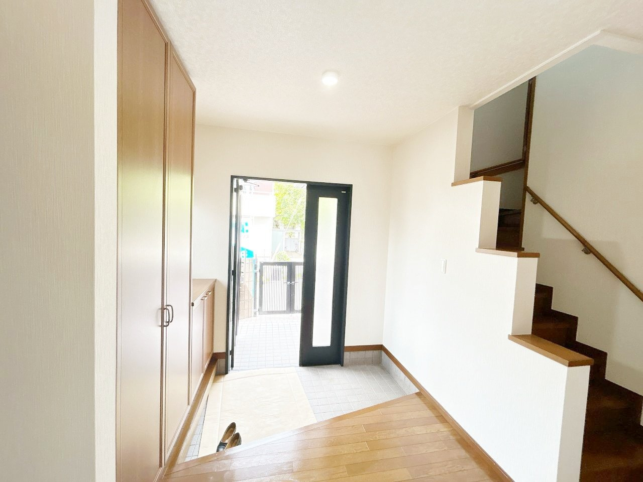 下妻市小島　中古戸建の玄関|【リフォーム完成】玄関内部写真。クロス張替、照明交換等致しました。大きなシューズボックスがございますのでご家族皆様の靴が収納できます。