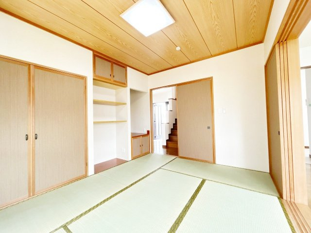 下妻市小島　中古戸建の和室|【リフォーム完成】1階和室写真。来客があった際になにかと重宝する和室ですので一部屋はあると便利ですね。クロス張替、照明交換、畳表替え、ふすま張替等行いました。
