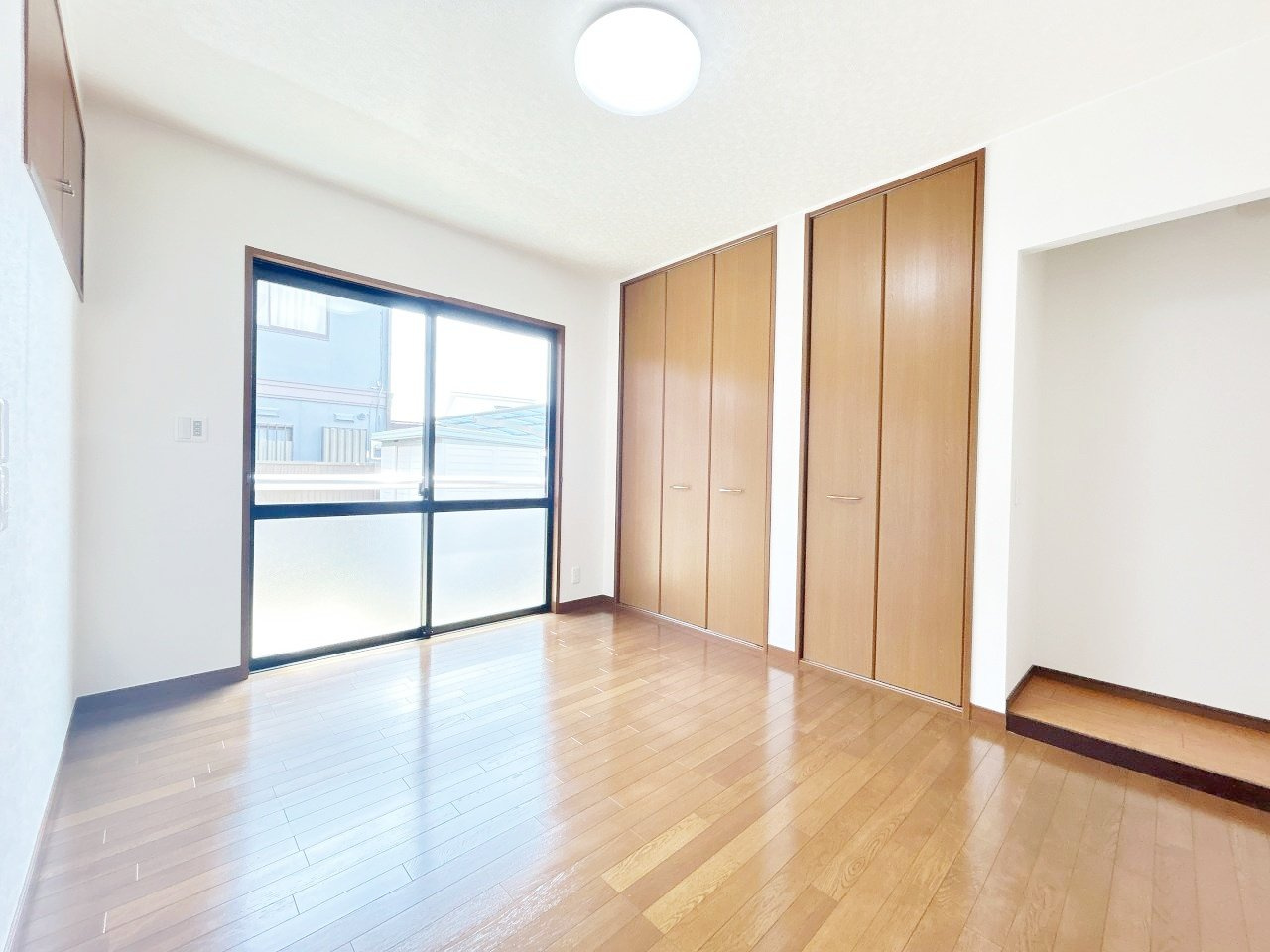 下妻市小島　中古戸建の洋室|【リフォーム完成】1階洋室写真。クロス張替、照明交換等行いました。洗面化粧台は撤去致しました。