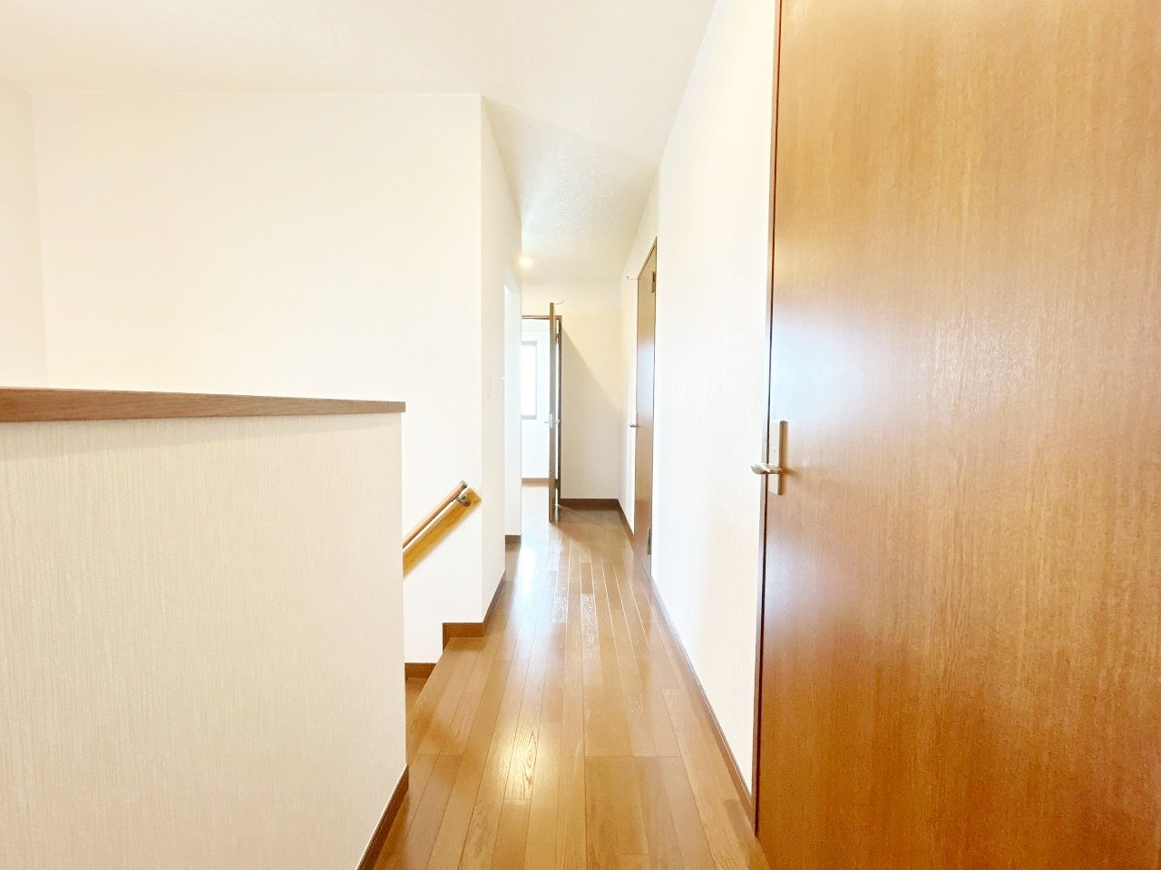 下妻市小島　中古戸建の内装|【リフォーム完成】2階廊下写真。クロス張替、照明交換等行いました。