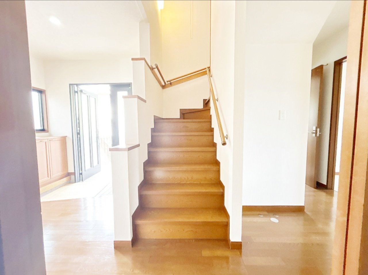 下妻市小島　中古戸建の内装|【リフォーム完成】階段写真。クロス張替、照明交換等行いました。階段は手すりとノンスリップを設置致しました。安全に配慮したリフォームで、ご年配の方やお子様のいるご家庭でも安心してお住まいいただけます。
