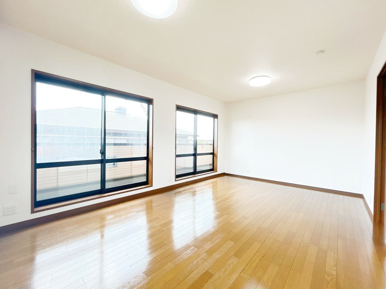 下妻市小島　中古戸建の洋室|【リフォーム完成】2階東側洋室写真。クロス張替、照明交換等行います。こちらのお部屋にはエアコンを設置致しました。一番広いお部屋ですので主寝室にいかがでしょうか。