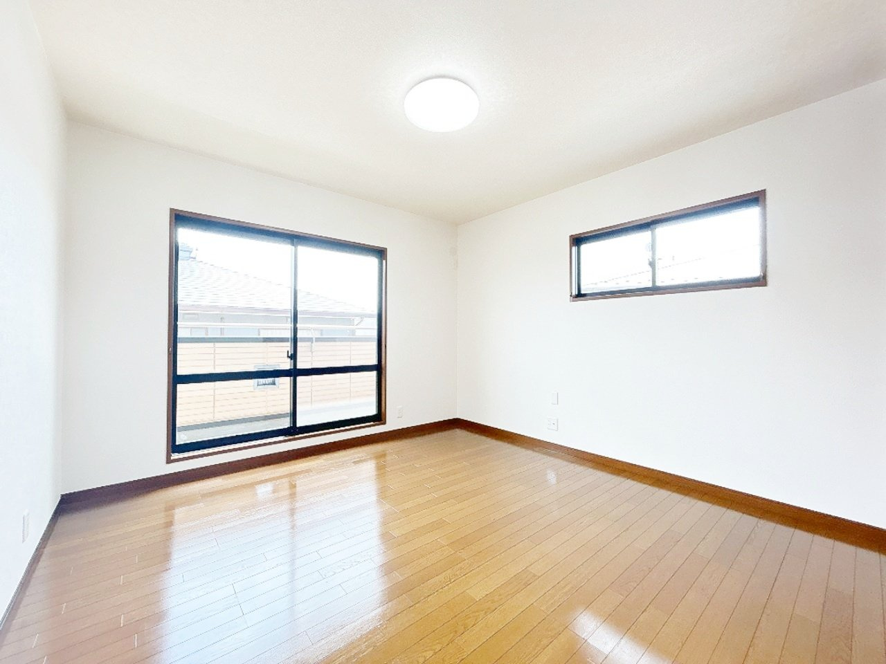 下妻市小島　中古戸建の洋室|【リフォーム完成】2階西側洋室写真。クロス張替、照明交換等行いました。東側の洋室との間は壁に致しました。
