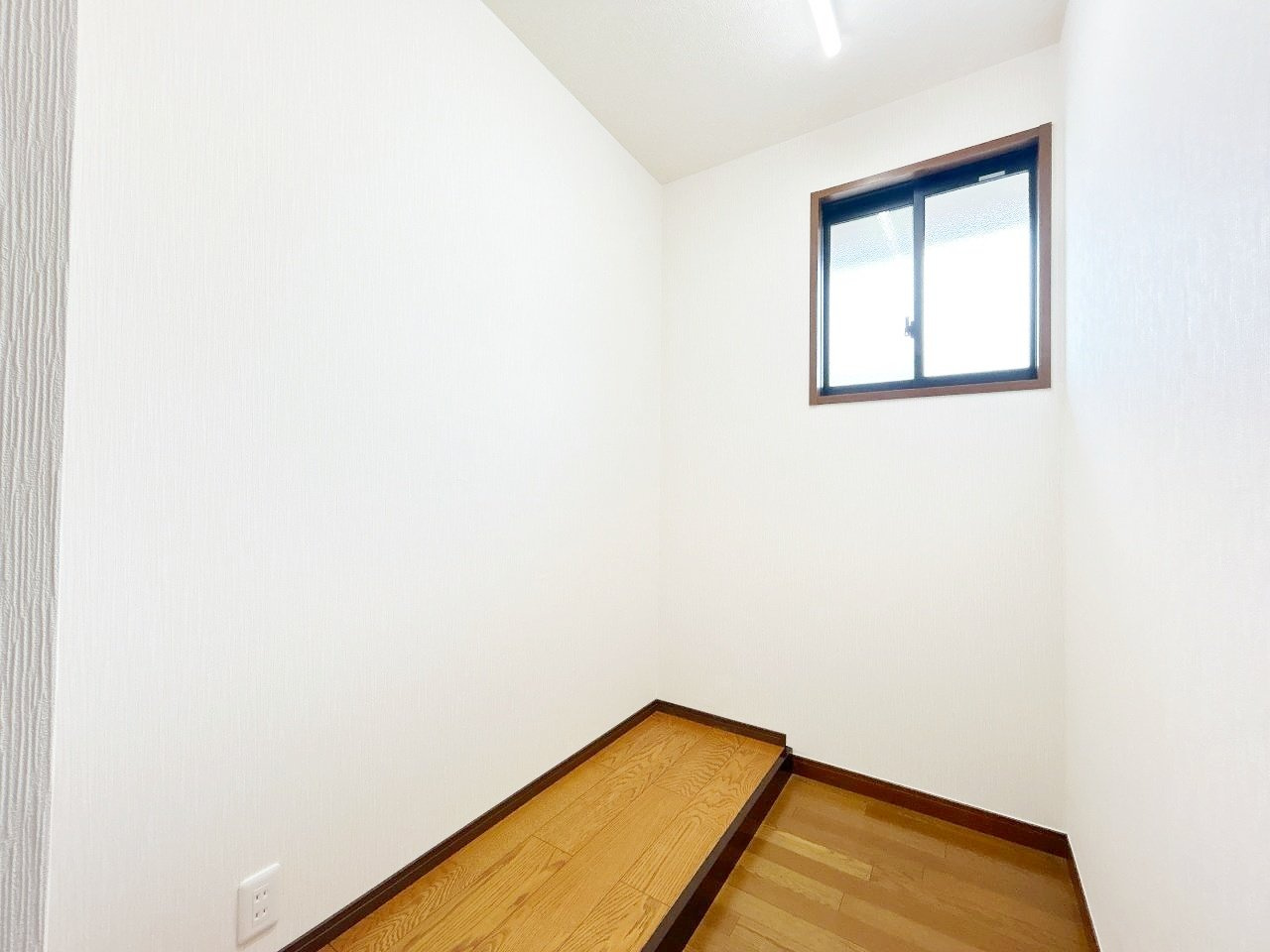 下妻市小島　中古戸建のキッチン|【リフォーム完成】2階キッチン写真。こちらはキッチン撤去、クロス張替、照明交換等行いました。こちらも収納を置けるオープンスペースになりました。