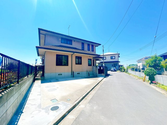 下妻市小島　中古戸建の外観|【リフォーム完成】外観写真。駐車場拡張して2台とめやすく致しました。