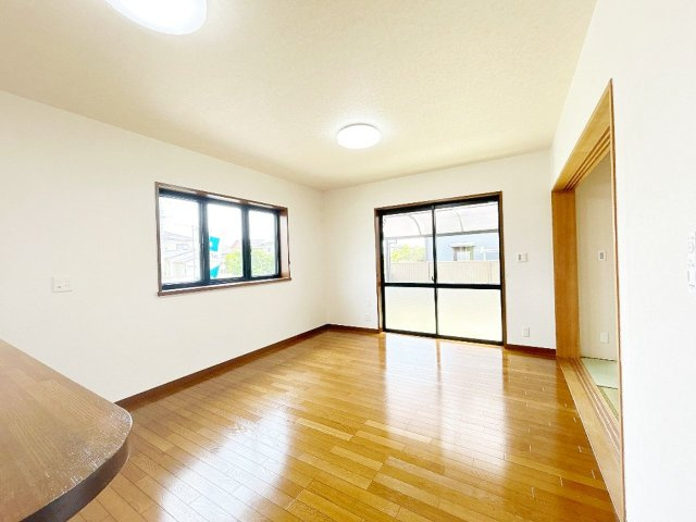 下妻市小島　中古戸建の居間・リビング|【リフォーム完成】リビング別アングル写真。クロス張替、照明交換等行いました。南側がお庭になっていますので日当たり良好です。