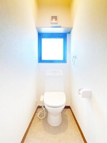 下妻市小島　中古戸建のトイレ|【リフォーム完成】トイレはジャニス工業製の温水洗浄機能付きに新品交換致しました。キズや汚れが付きにくい加工が施してあるのでお手入れが簡単です。直接肌に触れるトイレは新品が嬉しいですよね。