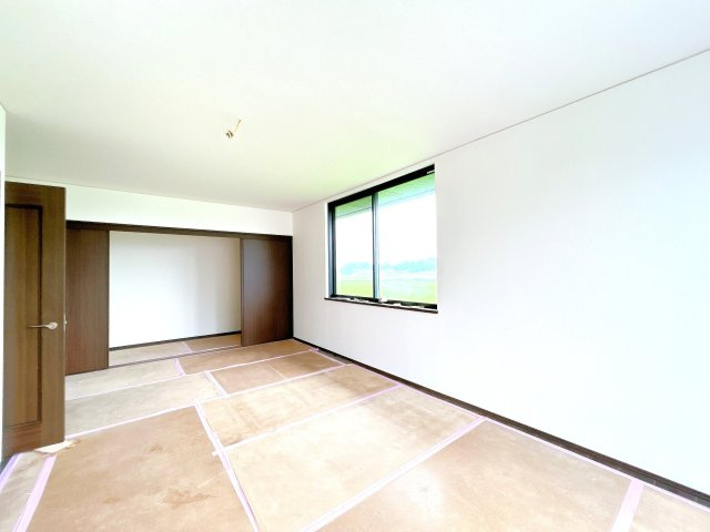 下妻市平沼　中古戸建の洋室|【リフォーム中　6/28更新】2階東側約14帖の洋室です。ご夫婦の寝室にいかがでしょうか。天井壁クロス貼り替え、フローリング重ね張り、照明交換、他。