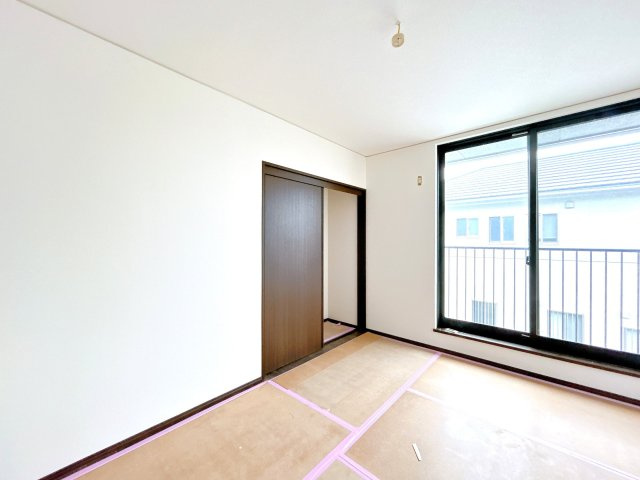 下妻市平沼　中古戸建の洋室|【リフォーム中　6/28更新】2階南側約6帖の洋室です。お子さまのお部屋にいかがでしょうか。天井壁クロス貼り替え、フローリング重ね張り、照明交換、他。